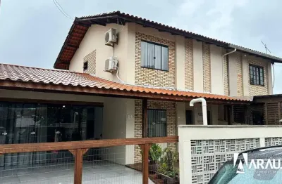 Sobrado com 2 suítes + 1 dormitórios à venda, no bairro zimbros em bombinhas