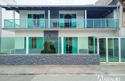 Casa semimobiliada com 2 dormitórios e 1 suíte com banheira no cordeiros em itajaí