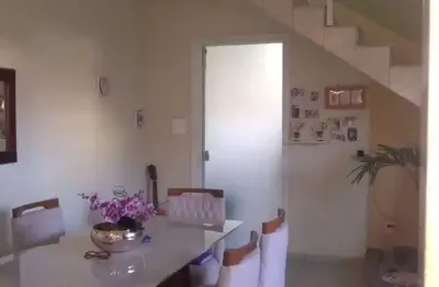 Casa geminada com 03 quartos, próximo a supermercado dia