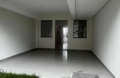 Casa com excelente acabamento sendo 03 quartos arejados com vista para a cidade e a poucos metros da praça milton campos.