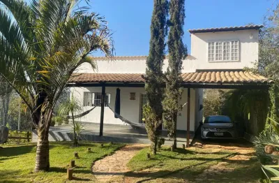 Linda casa de campo com vista para as montanhas  2.000m² de puro charme e conforto
