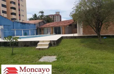 Casa com amplo terreno, de esquina, com piscina - martim de sá