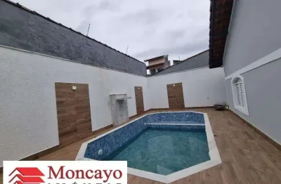 Casa com 4 suítes, piscina, varanda e dois ambientes de sala.