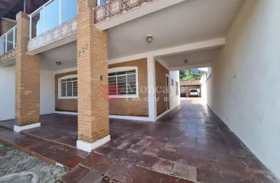 Sobrado em região central amplo, com terreno de 395 ms e 5 dorm