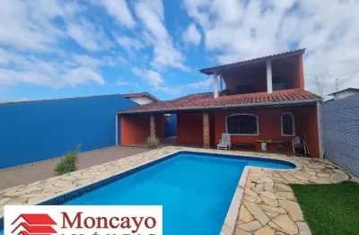 Casa com 3 dormitórios, sendo 2 suítes-piscina e espaço gourmet