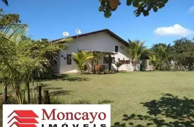 Casa em condomínio, amplo terreno, com piscina - cond.fechado