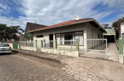 Terreno 315 mts²,02 casas alvenaria,100 mts da praia, meia praia navegantes