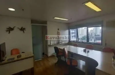 Ampla sala comercial totalmente reformada ao lado do metrô