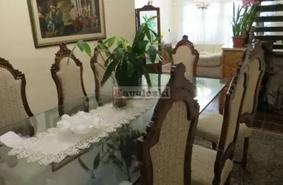 Sobrado isolado em tranquila vila do bairro, com 200 m² de terreno