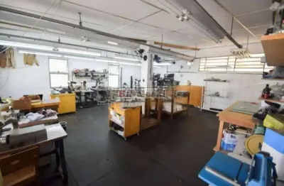 Prédio comercial com 5 salas de produção, 6 salas de estoque, sendo 1 grande mezanino