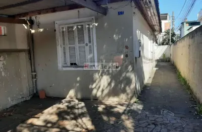 Casa térrea vaga com amplo dormitório 2 vagas de garagem/ quintal / acesso ao metrô saúde