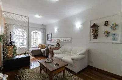 > lindo sobrado no bosque da saúde ao lado de todo o comércio do bairro .