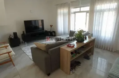Maravilhoso sobrado com belo quintal no miolo do jardim da saúde!