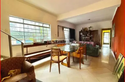 Sobrado à Venda no Mirandópolis, 202 m² útil , 4 quartos, 1 vaga.