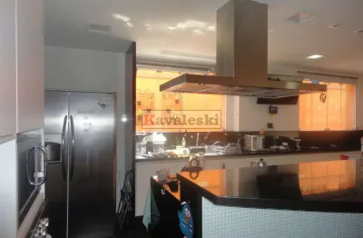 Incrível sobrado com 234m2; 3 suítes; 4 vagss; 4 banheiros; jacuzzi; coz. americana; sala tv e sauna