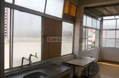 Sobrado com 2 dormitórios, sala, cozinha, 2 banheiros. o terreno tem ainda mais 3 casas!