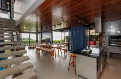 Casa frente mar de luxo à venda em ubatuba, são francisco do sul-sc, 3 suítes, 226,80 m². terreno de esquina, arquitetura moderna.