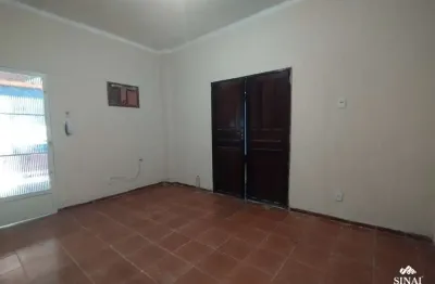 Casa com 3 quartos para alugar na carlos toledo, 51, rocha miranda, rio de janeiro por r$ 2.100