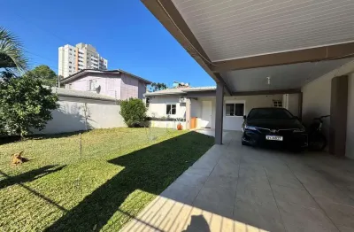 Casa com 2 quartos à venda na Rua Ricardo Martini, 120, Petrópolis, Caxias do Sul