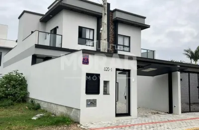 Sobrado geminado à venda, apenas 40 mts da praia de zimbros, 03 dorm sendo 01 suíte, com piscina aquecida. valor r$1.200.00,00. aceita propostas! venha conferir!