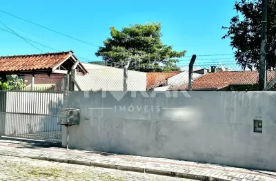 Casa à venda, 01 dormitório em bombas - bombinhas. òtima localização, terreno plano, mudara, mobiliada. valor r$670.000,00, à vista ou financimento bancário.