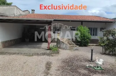 Casa à venda, 01 dormitório em bombas - bombinhas. òtima localização, terreno plano, mudara, mobiliada. valor r$670.000,00, à vista ou financimento bancário.