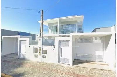 Sobrado duplex com 03 dormitórios, sendo 01 suíte, zimbros - bombinhas  ótima localização a apenas 450 metros da praia de zimbros.