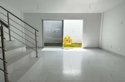 Casa duplex em condomínio fechado com jardim privativo – Pronta para morar em localização privilegiada!
