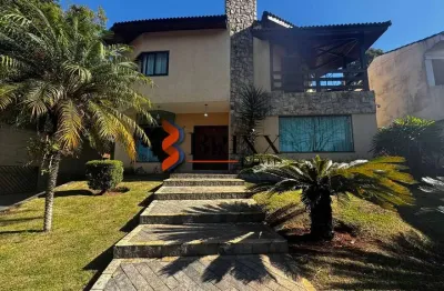 Casa condomínio com 04 quartos e amplo espaço de garagem e espaço gourmet