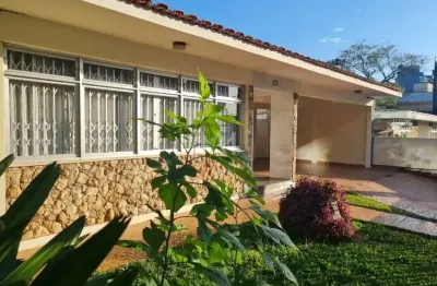 Casa com 4 quartos à venda no Cristo Rei, Curitiba  por R$ 1.590.000