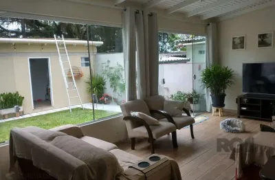 Casa de 155m² com 2 quartos, suíte, 2 vagas de garagem, no bairro jardim europa, porto alegre/rs