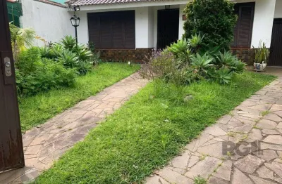 Casa com 3 quartos à venda na Rua Mura, 133, Guarujá, Porto Alegre