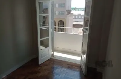 Apartamento com 3 quartos, desocupado no centro histórico.