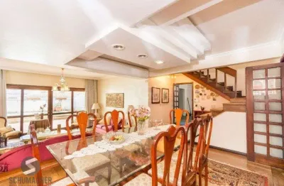 Casa de 333m² com 4 dormitórios, pátio com piscina, espaço gourmet com churrasqueira e 4 vaga de garagem no bairro passo da areia