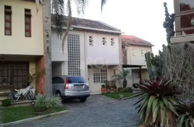 Excelente casa em condominío de 350m² com 03 dormitórios sendo 02 suítes.