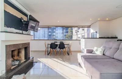 Amplo apartamento duplex com 2 dormitórios e 1 vaga de garagem.