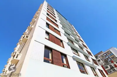 Apartamento de três quartos, suíte e uma vaga de garagem no bairro independência em porto alegre.