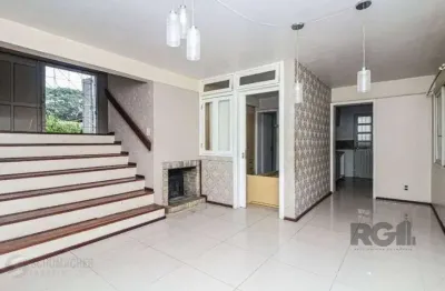Excelente casa de 147m² com 3 dormitórios, 4 vagas e 1 piscina.