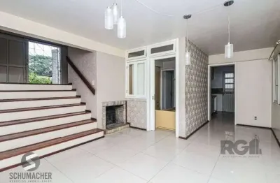 Excelente casa de 147m² com 3 dormitórios, 4 vagas e 1 piscina.