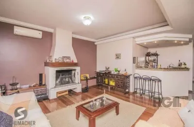 Casa de 329m² - 4 dormitórios, 1 suíte, 6 vagas no bairro vila jardim