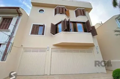 Excelente casa de 465m² com 3 dormitórios e 5 vagas de garagem.