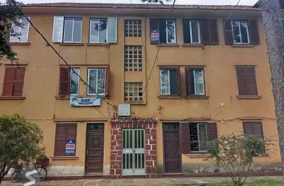 Vende no iapi, último andar, dois lances de escada, reformado