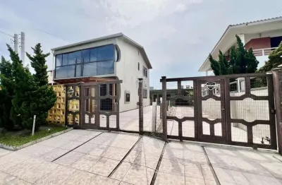 Casa ampla com pátio e 5 dormitórios, localizada no centro de imbé, a 200 metros do mar.