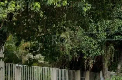 Casa com quatro (4) dormitórios, duas (2) vagas de garagem, no bairro passo da areia em porto alegre.