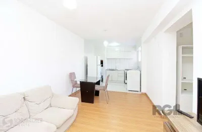 Apartamento 2 dormitórios com excelente localização, ventilado e iluminado., mobiliado, com churrasqueira , split nos quartos.