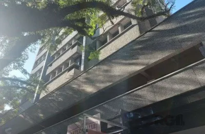 Sala comercial, medindo 36,12 m² área privativa e 49,27 m² de área total, com 1 box coberto duplo, localizada no moinhos de vento