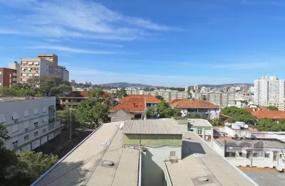 Apartamento de dois dormitórios, suíte e uma vaga de garagem no bairro petrópolis em porto alegre.