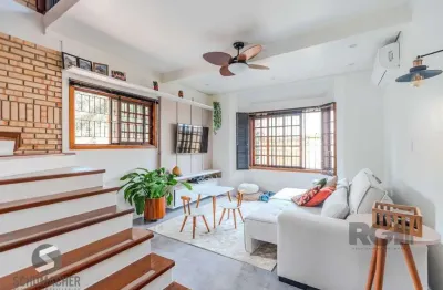 Casa em condomínio fechado, 3 dormitórios, suíte e duas vagas de garagem