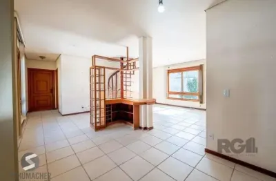 Cobertura desocupada, espaçosa e bem iluminada nos bairros bom fim/rio branco, com 3 dormitórios, sendo 2 suítes, e 2 vagas cobertas que acomodam até 4 veículos.