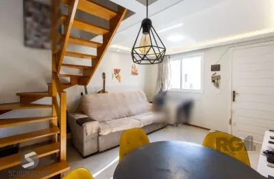 Casa em condomínio, possui 2 dormitórios, sala para 2 ambientes e 1 vaga.